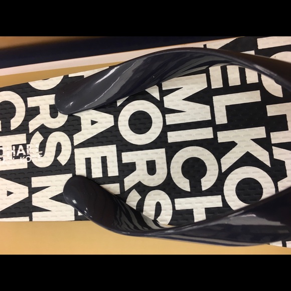 💙Michael Kors Navy Thong Flips💙🩴🩴 - Picture 2 of 5